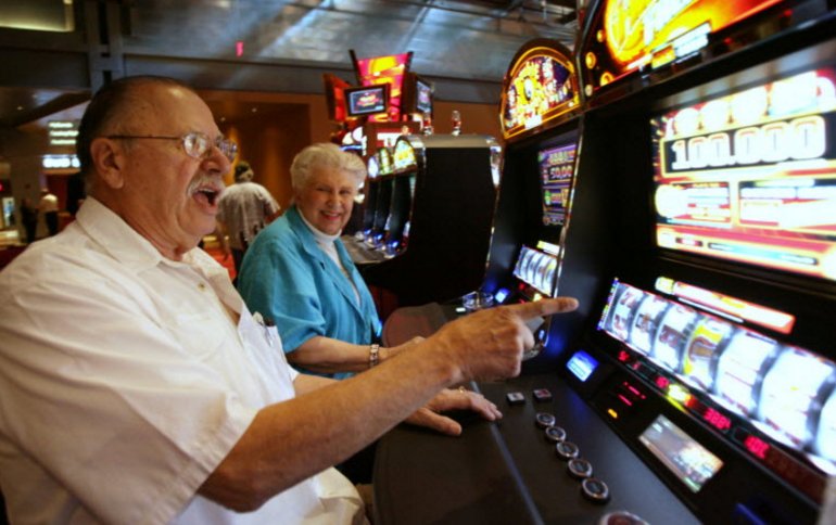 Un uomo anziano gioca alle slot machine